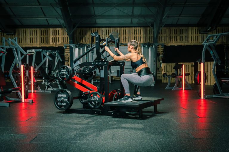 Belt Squat fra Hammer Strength trener setet og lår skånsomt og effektivt