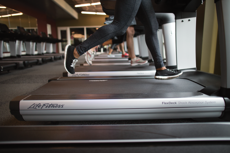 føtter som løper på tredemølle fra Life Fitness