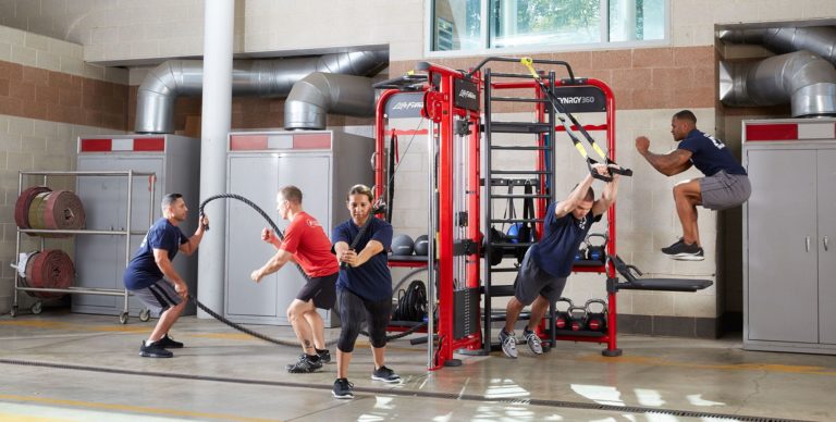 Brannmann som trener på SYNRGY360 fra Life Fitness, funktionell trening