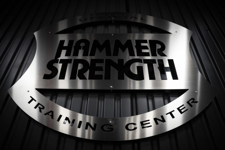 Hammer Strength Training Center skylt