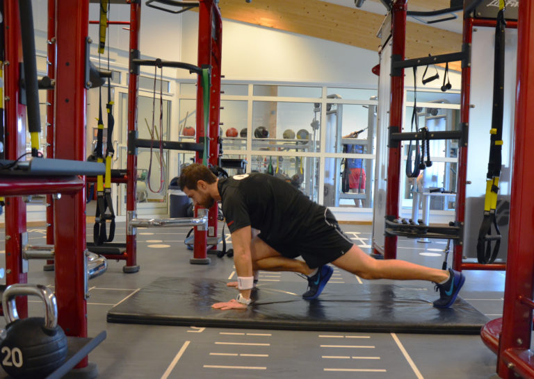 LFA-trener viser funksjonell trening i SYNRGY360 fra Life Fitness