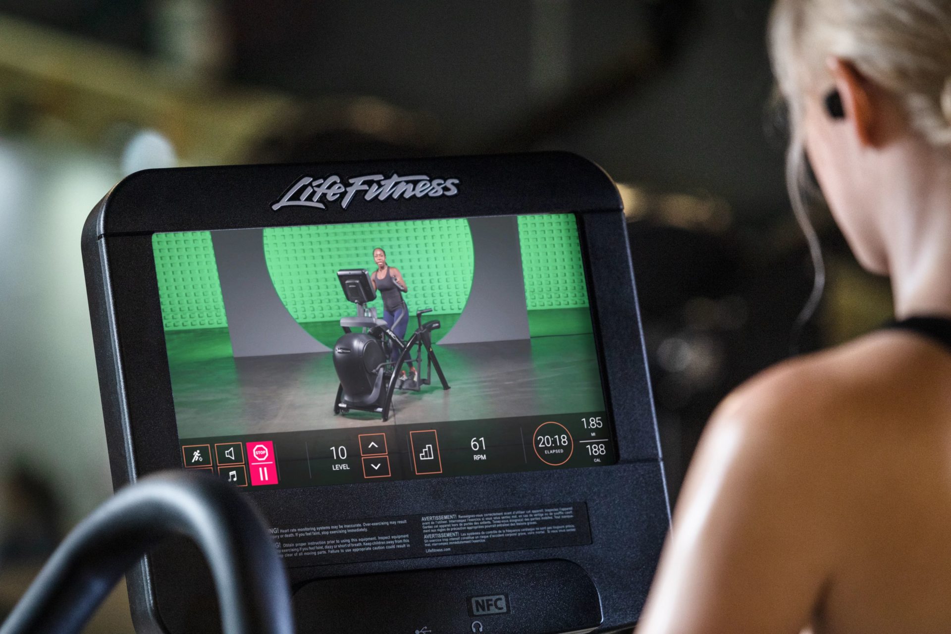 skjerm på life fitness treningsapparat
