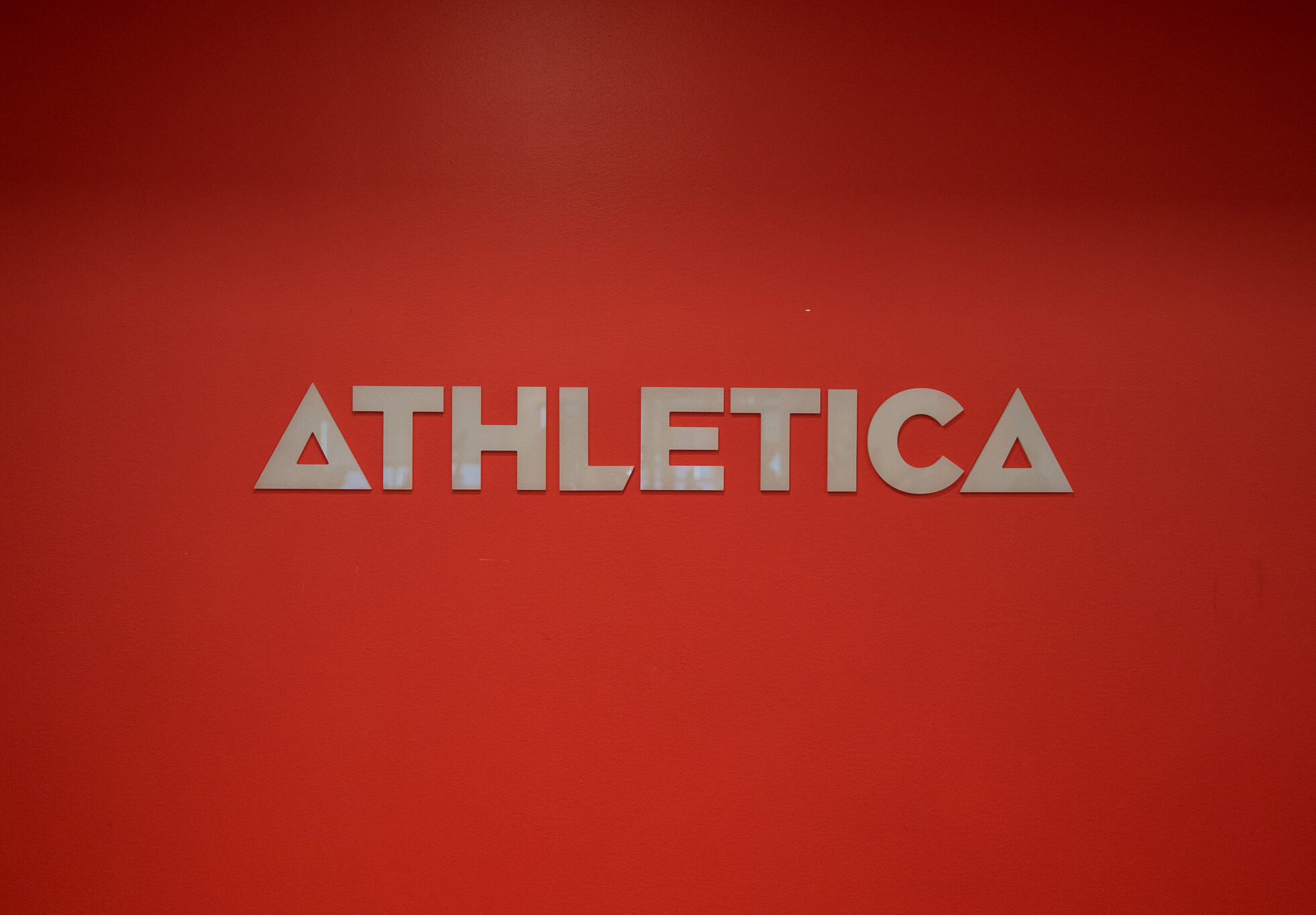 domus athletica logo på vegg